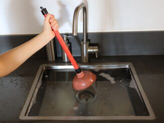 Débouchage d'un évier à la ventouse avec eau stagnante