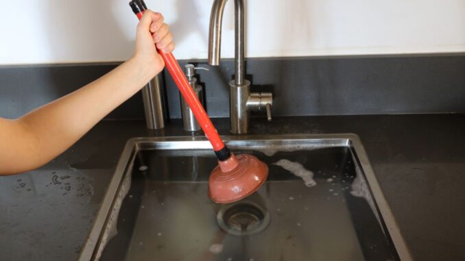 Débouchage d'un évier à la ventouse avec eau stagnante